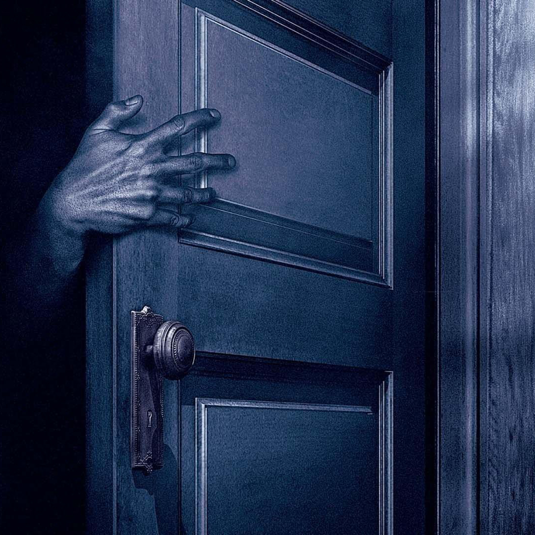 Плачу за закрытой дверью. Человек открывает двер. Дверь крупным планом. За закрытой дверью страшилка.